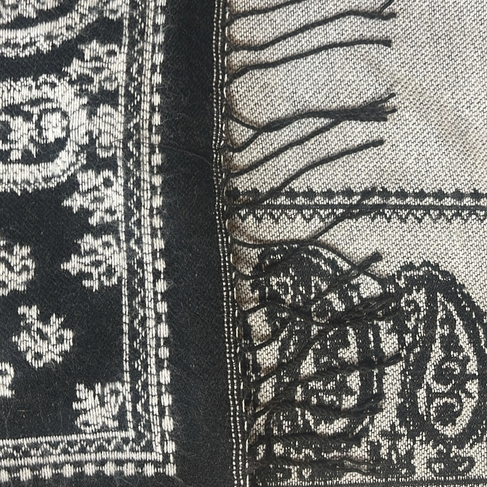 29 Palms Shawl Fringed Paisley Grey/Black One Size - Picture 7 of 7